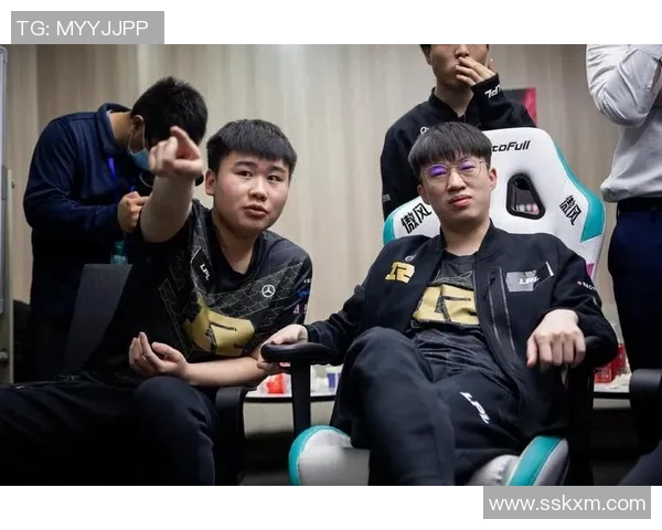 DOTA2焦点FPX选手个人能力分析与战术应用探讨